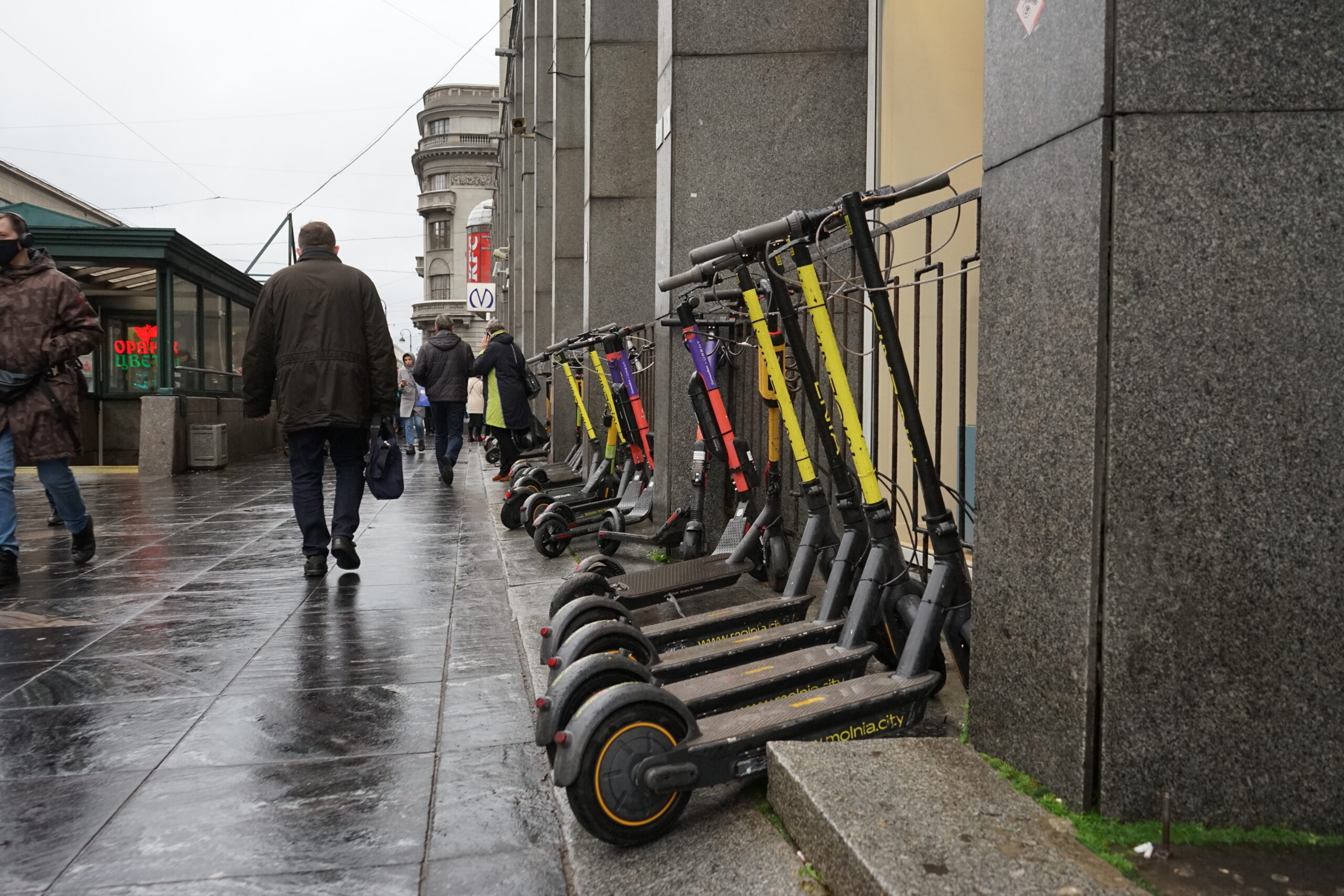 Электросамокаты петербург дтп. Самокатчики в Питере. Самокатчики в Москве. В Санкт Петербурге арестовывают электросамокаты. Самокатчики на дорогах.